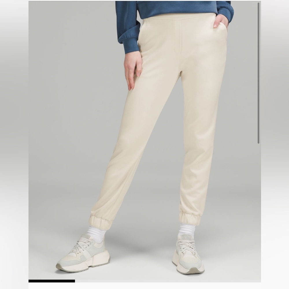 Lululemon Softstreme relaxed pant white opal size 4 BNWT